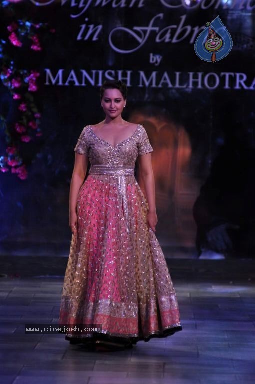 Hot Bolly Celebs at Mijwan Welfare Society Fashion Show - 56 / 131 photos