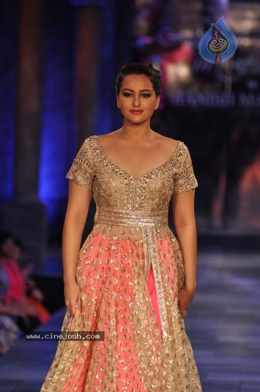 Hot Bolly Celebs at Mijwan Welfare Society Fashion Show - 70 / 131 photos