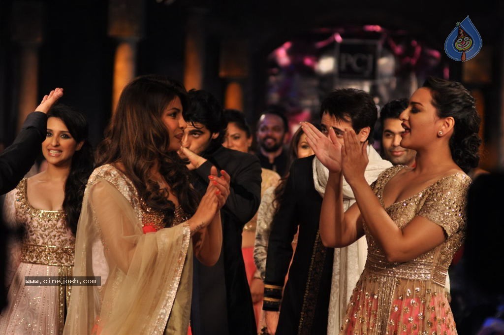 Hot Bolly Celebs at Mijwan Welfare Society Fashion Show - 84 / 131 photos
