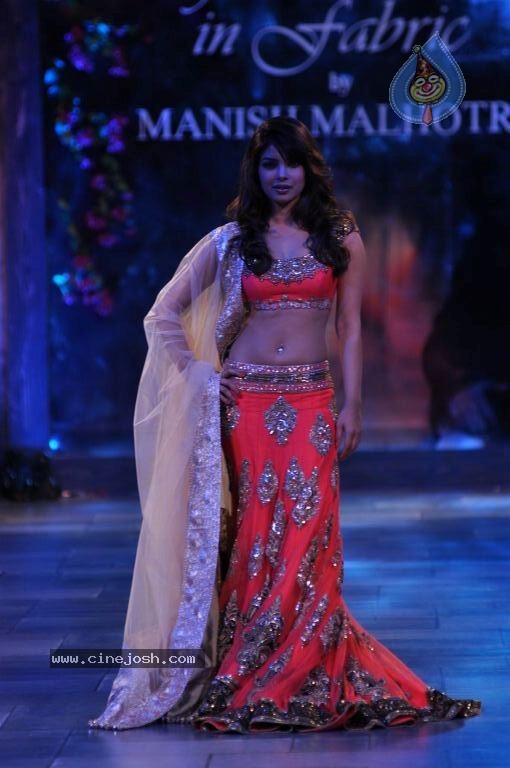 Hot Bolly Celebs at Mijwan Welfare Society Fashion Show - 101 / 131 photos