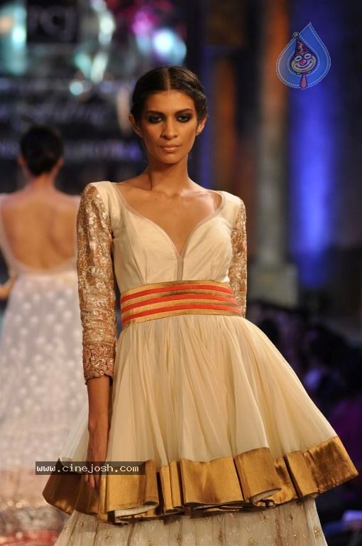 Hot Bolly Celebs at Mijwan Welfare Society Fashion Show - 104 / 131 photos