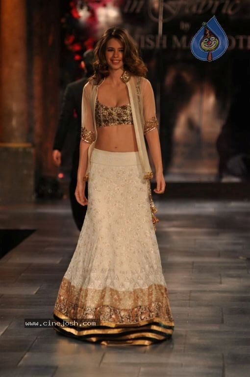 Hot Bolly Celebs at Mijwan Welfare Society Fashion Show - 106 / 131 photos