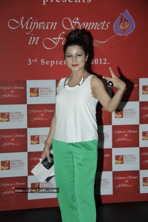Hot Bolly Celebs at Mijwan Welfare Society Fashion Show - 112 / 131 photos