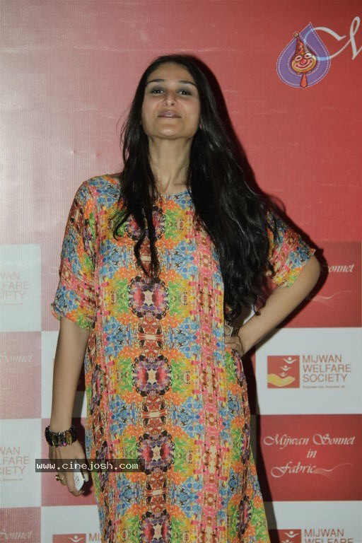 Hot Bolly Celebs at Mijwan Welfare Society Fashion Show - 114 / 131 photos