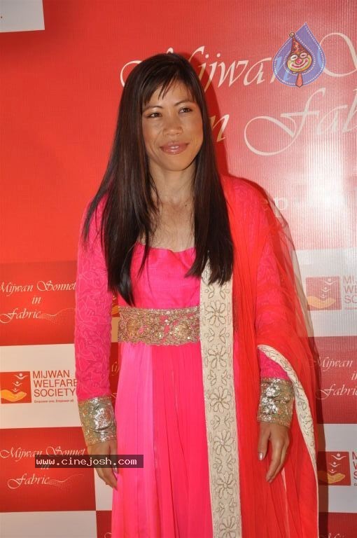 Hot Bolly Celebs at Mijwan Welfare Society Fashion Show - 117 / 131 photos