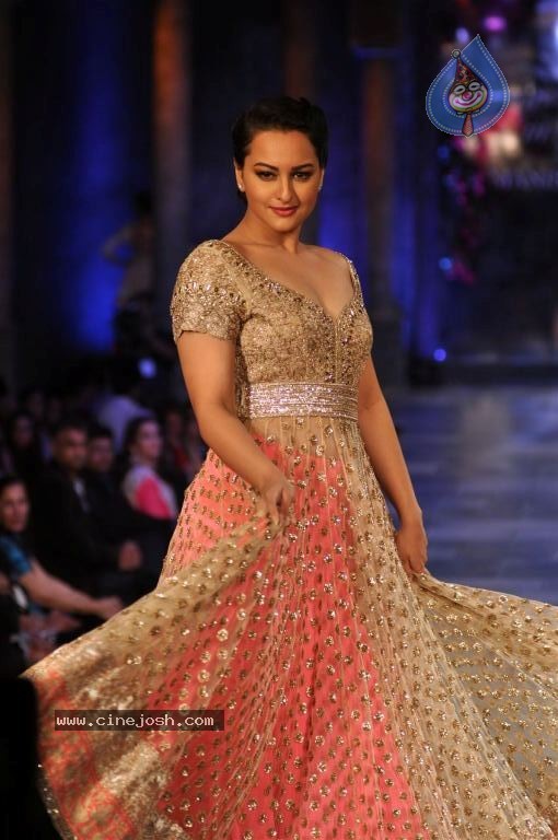 Hot Bolly Celebs at Mijwan Welfare Society Fashion Show - 118 / 131 photos