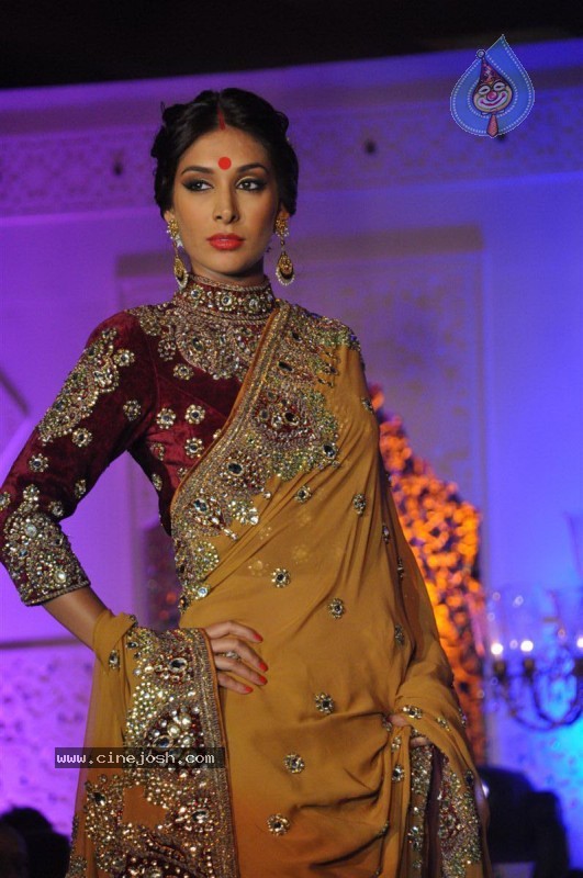 Hot Bolly Celebs at Shagun 10 Fashion Show - 35 / 56 photos