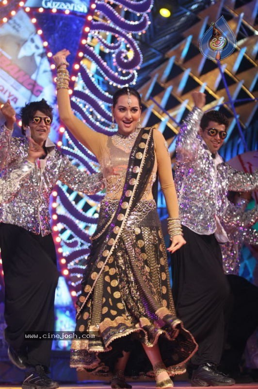 Hot Bolly Celebs at Stardust Awards 2011 - 7 / 75 photos