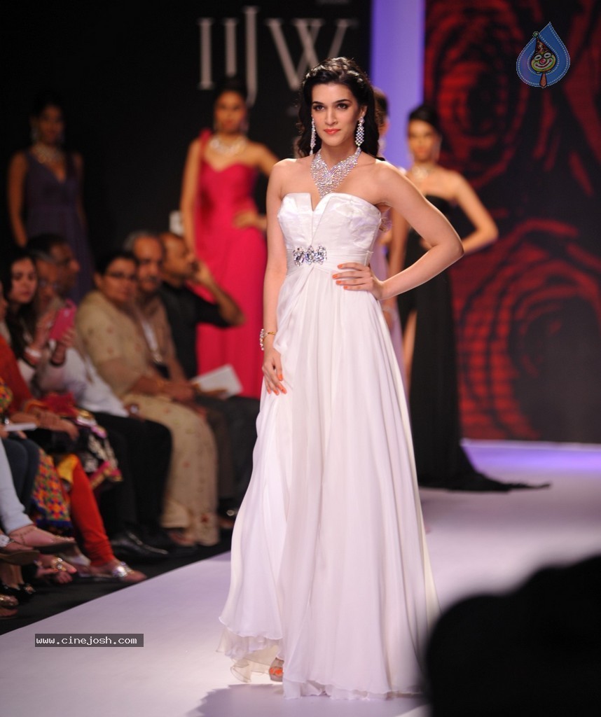 Bolly Celebs Walks the Ramp at IIJW 2014 - 11 / 152 photos