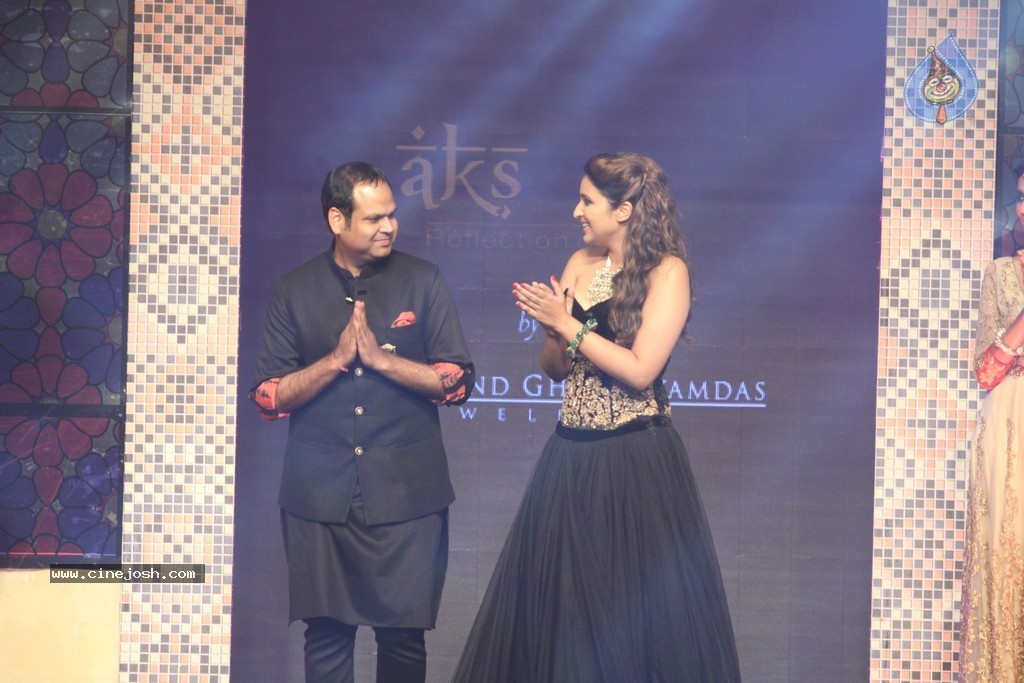 Bolly Celebs Walks the Ramp at IIJW 2014 - 21 / 152 photos