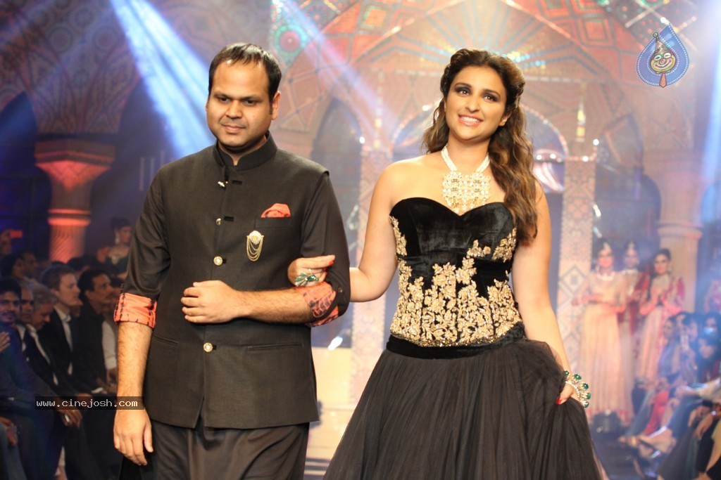 Bolly Celebs Walks the Ramp at IIJW 2014 - 58 / 152 photos