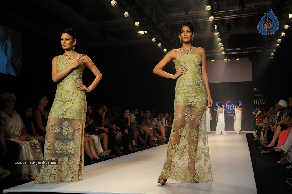 Bolly Celebs Walks the Ramp at IIJW 2014 - 67 / 152 photos