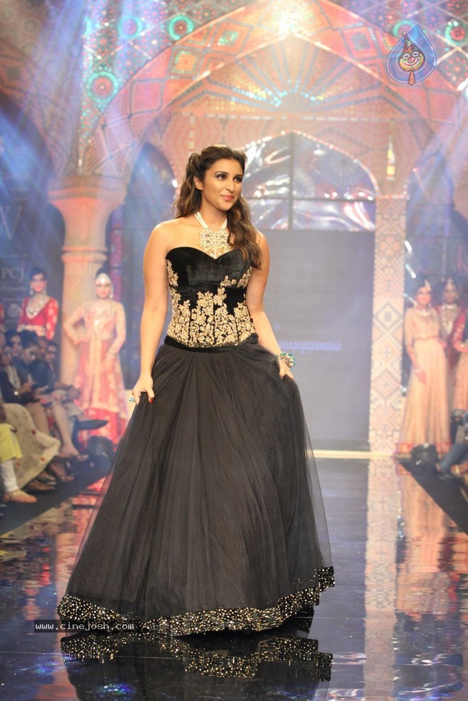 Bolly Celebs Walks the Ramp at IIJW 2014 - 76 / 152 photos