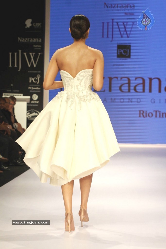 Bolly Celebs Walks the Ramp at IIJW 2014 - 102 / 152 photos