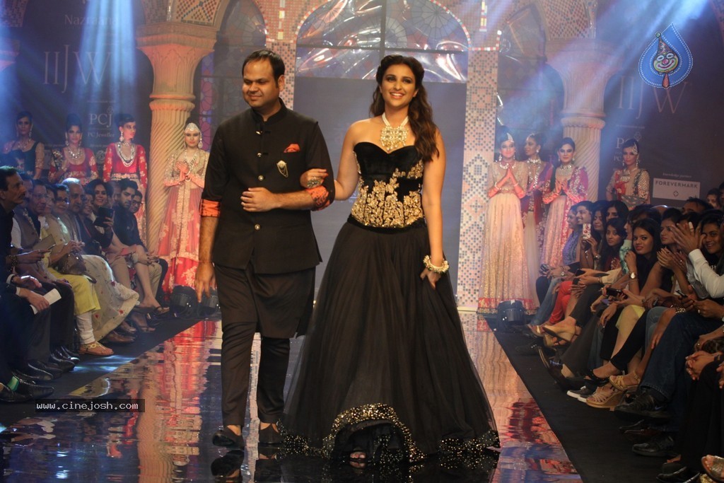 Bolly Celebs Walks the Ramp at IIJW 2014 - 124 / 152 photos
