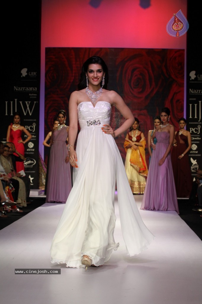 Bolly Celebs Walks the Ramp at IIJW 2014 - 125 / 152 photos