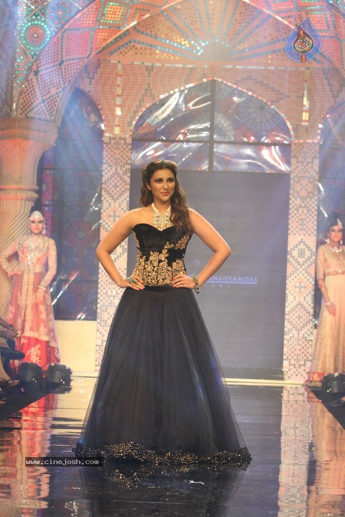 Bolly Celebs Walks the Ramp at IIJW 2014 - 128 / 152 photos