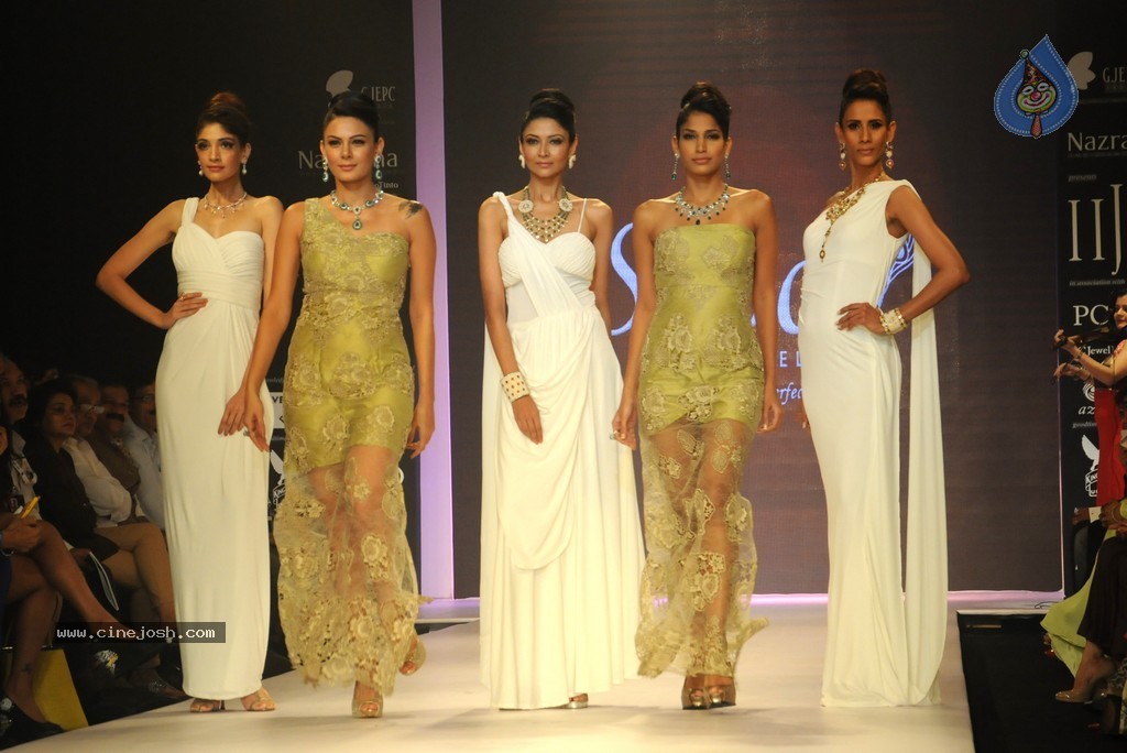 Bolly Celebs Walks the Ramp at IIJW 2014 - 134 / 152 photos