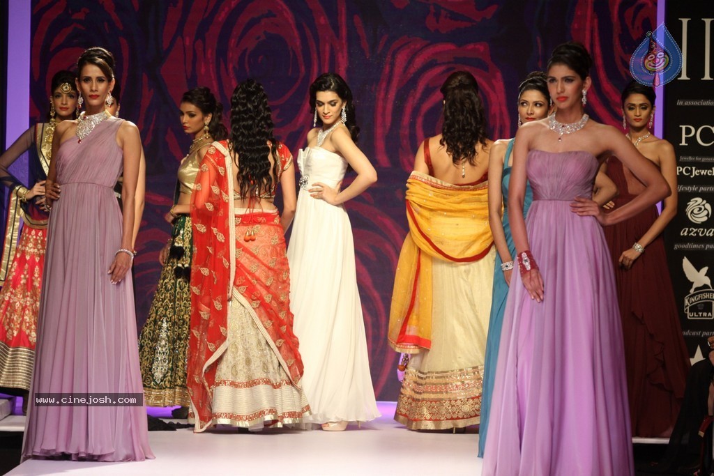 Bolly Celebs Walks the Ramp at IIJW 2014 - 145 / 152 photos