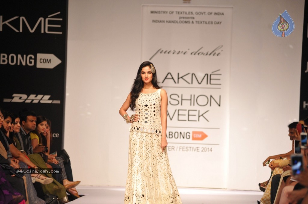 Hot Bolly Celebs Walks the Ramp at LFW 2014 - 42 / 187 photos