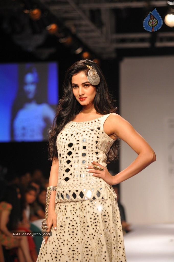Hot Bolly Celebs Walks the Ramp at LFW 2014 - 94 / 187 photos