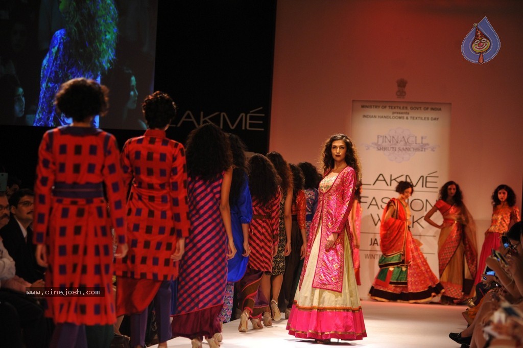 Hot Bolly Celebs Walks the Ramp at LFW 2014 - 147 / 187 photos