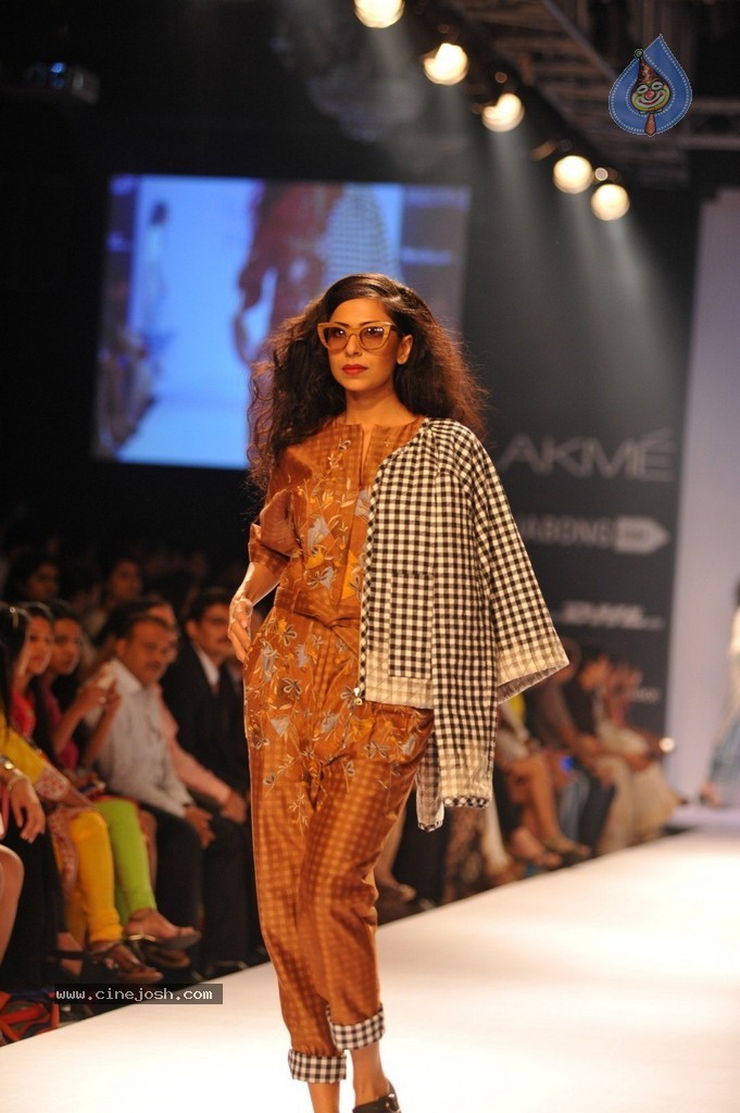 Hot Bolly Celebs Walks the Ramp at LFW 2014 - 152 / 187 photos