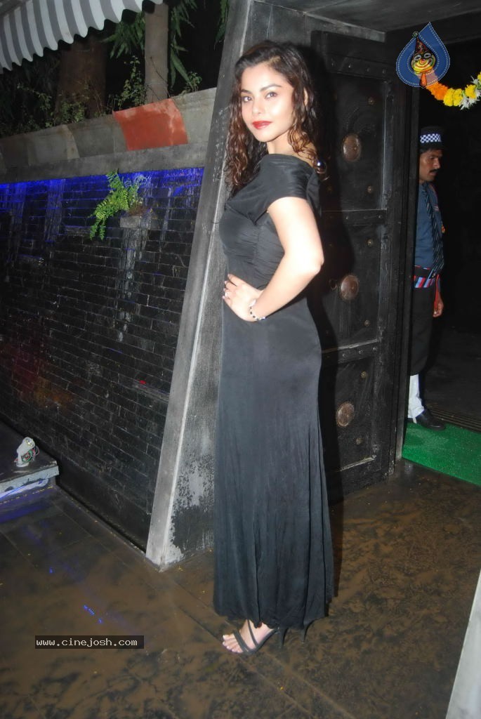 Hot Celebs at Cave Lounge Launch - 21 / 62 photos