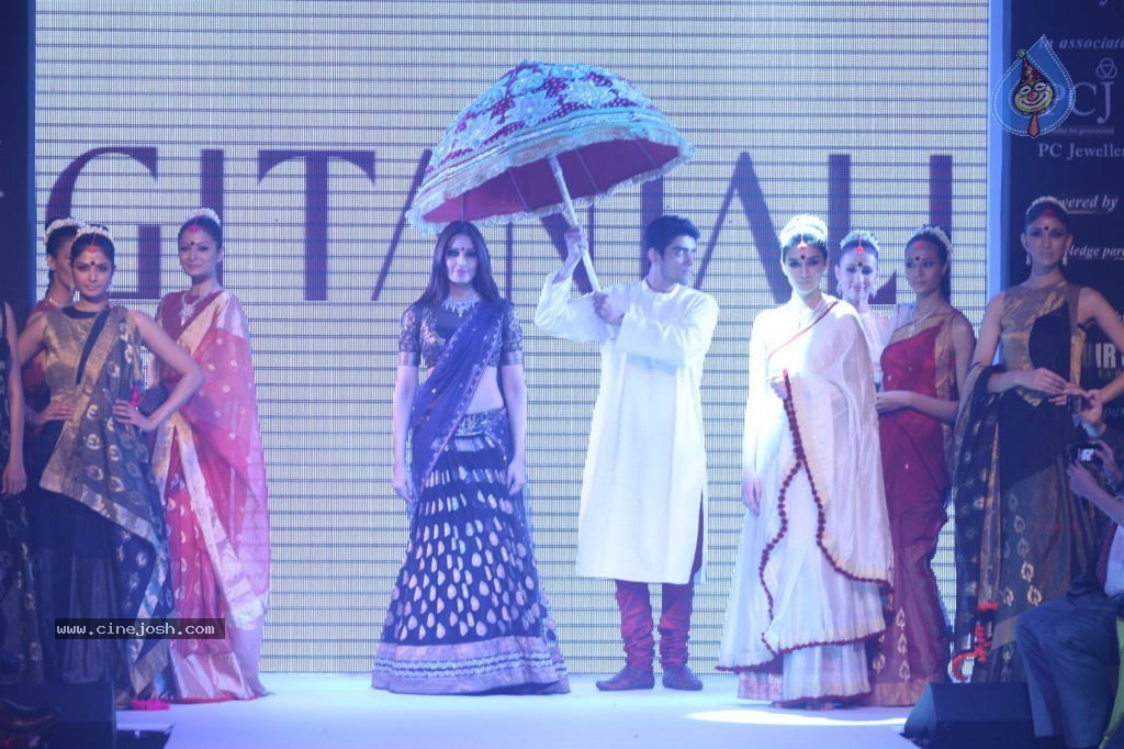 Hot Celebs at IIJW 2012 Show - 1 / 238 photos