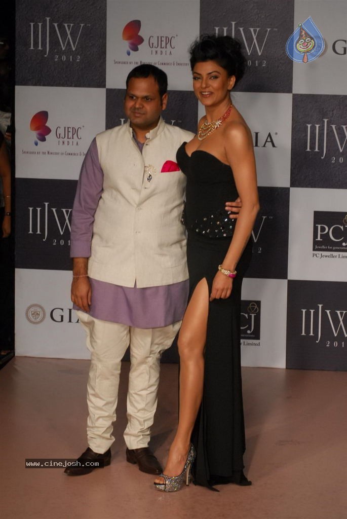 Hot Celebs at IIJW 2012 Show - 4 / 238 photos