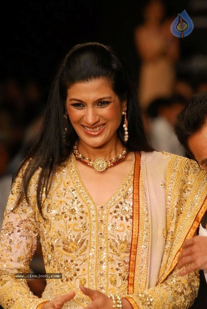 Hot Celebs at IIJW 2012 Show - 11 / 238 photos