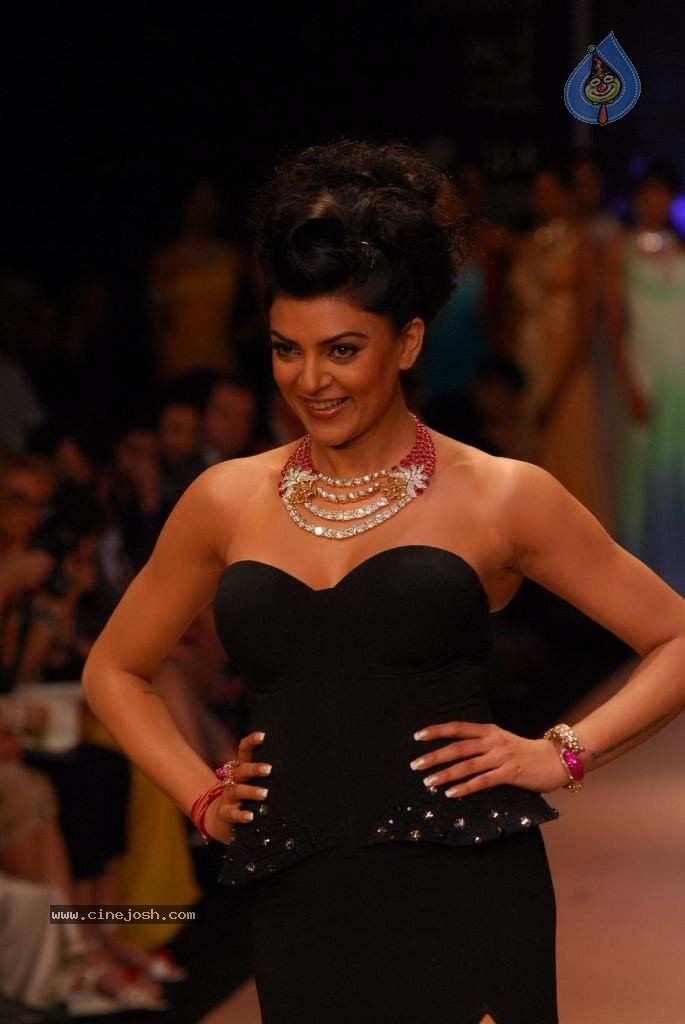 Hot Celebs at IIJW 2012 Show - 12 / 238 photos