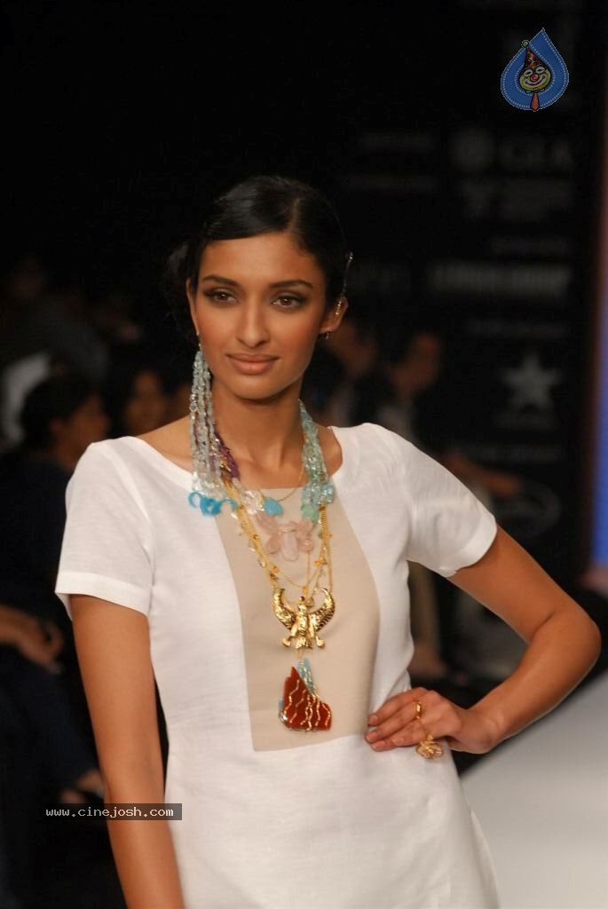Hot Celebs at IIJW 2012 Show - 85 / 238 photos