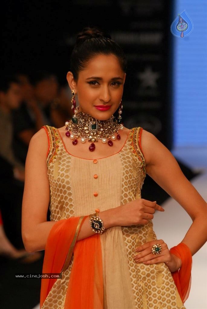 Hot Celebs at IIJW 2012 Show - 89 / 238 photos