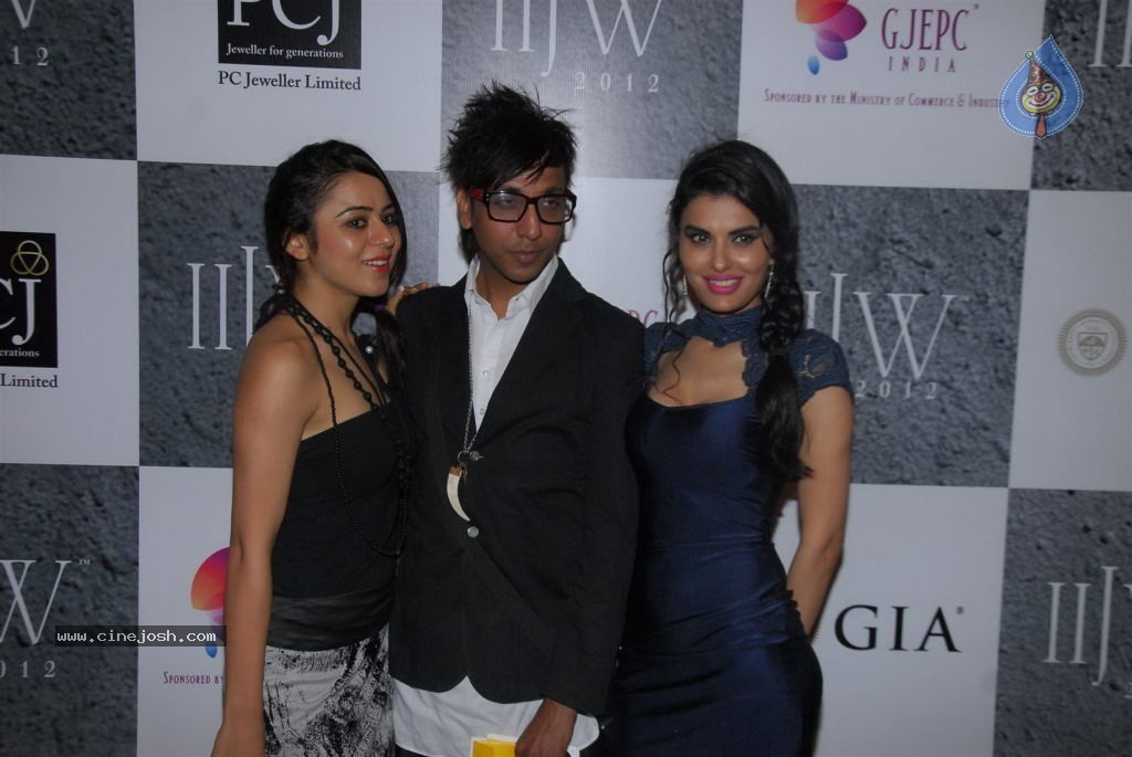 Hot Celebs at IIJW 2012 Show - 101 / 238 photos