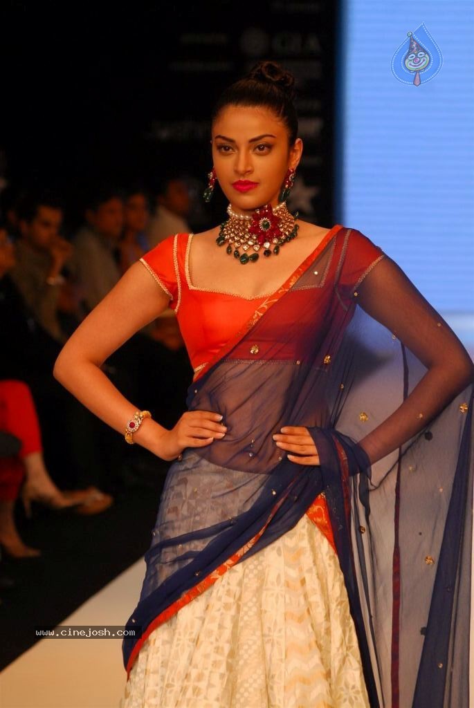 Hot Celebs at IIJW 2012 Show - 103 / 238 photos