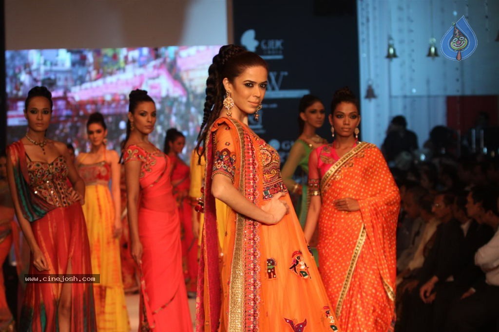 Hot Celebs at IIJW 2012 Show - 115 / 238 photos