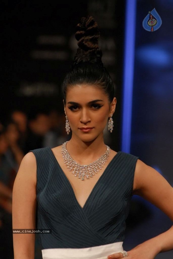 Hot Celebs at IIJW 2012 Show - 130 / 238 photos