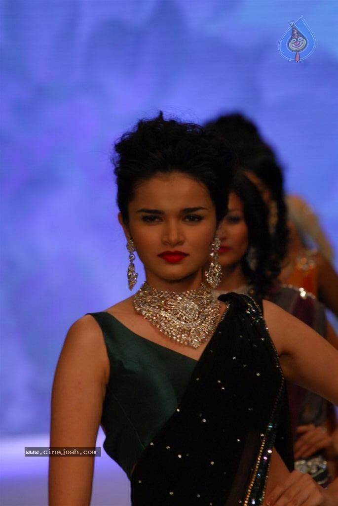 Hot Celebs at IIJW 2012 Show - 132 / 238 photos