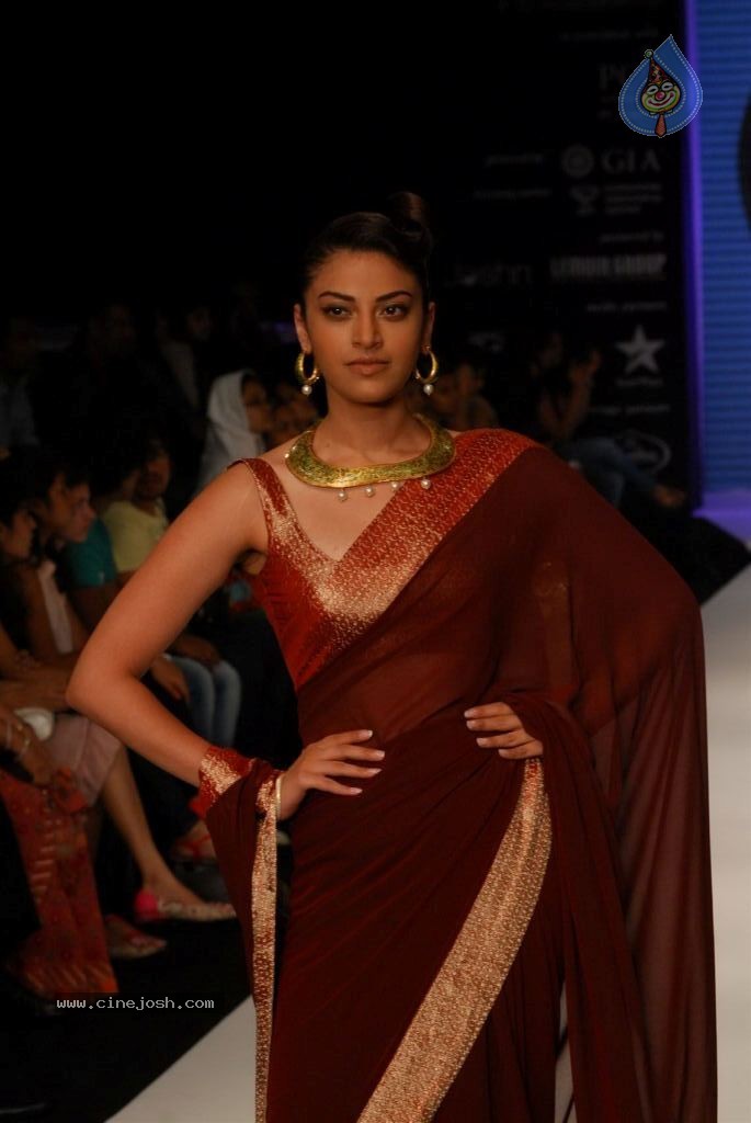 Hot Celebs at IIJW 2012 Show - 133 / 238 photos