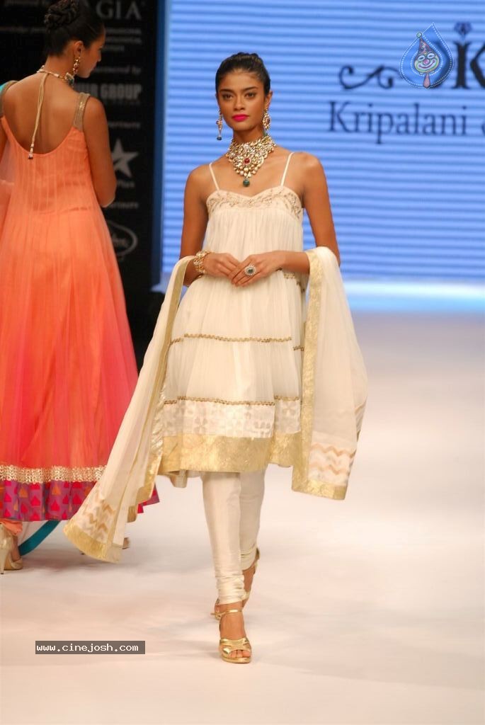 Hot Celebs at IIJW 2012 Show - 145 / 238 photos