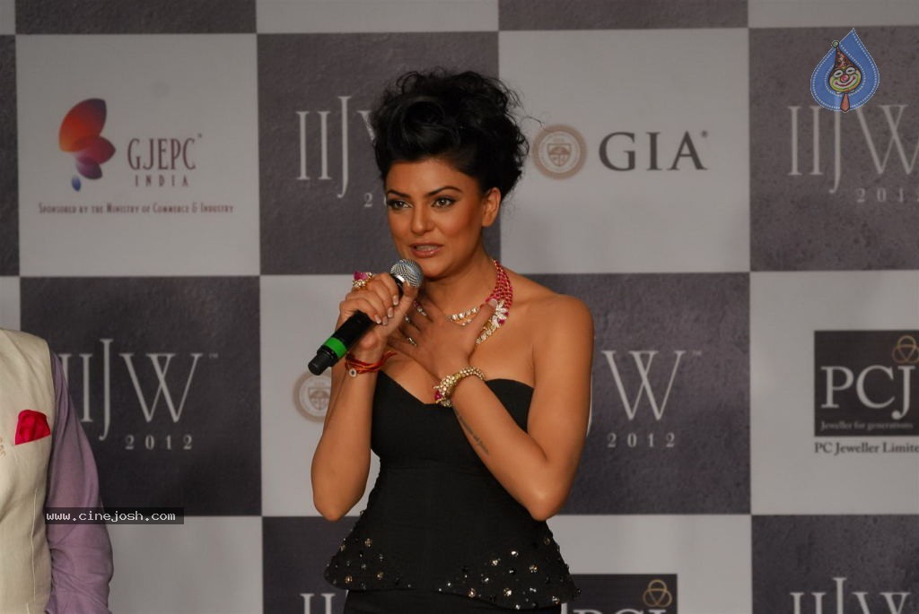 Hot Celebs at IIJW 2012 Show - 146 / 238 photos