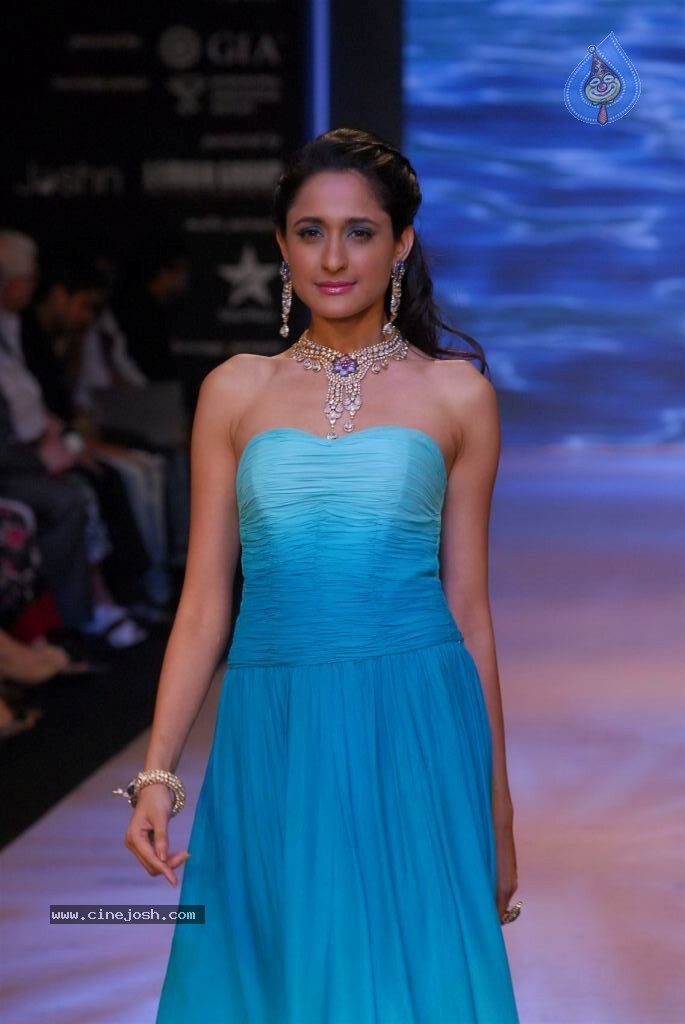 Hot Celebs at IIJW 2012 Show - 159 / 238 photos
