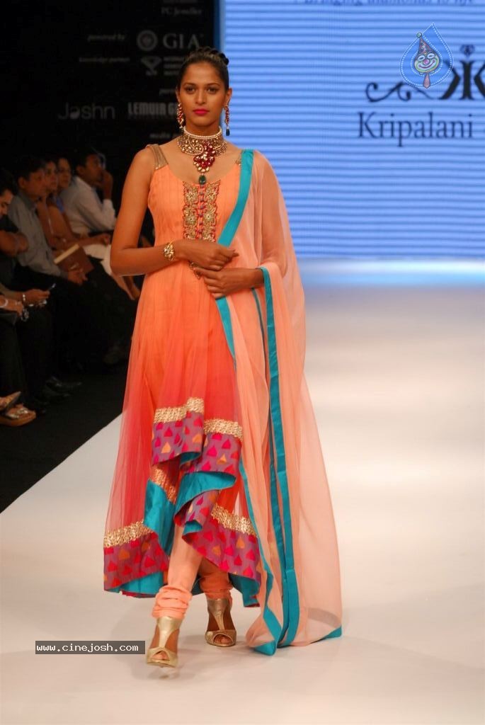 Hot Celebs at IIJW 2012 Show - 169 / 238 photos