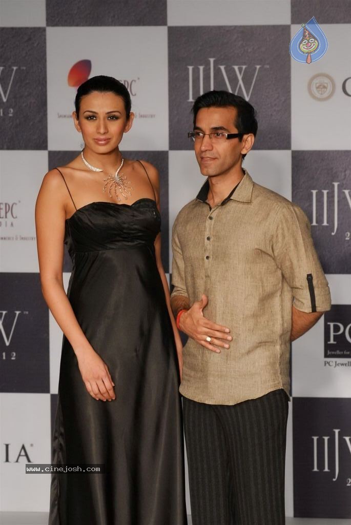 Hot Celebs at IIJW 2012 Show - 178 / 238 photos