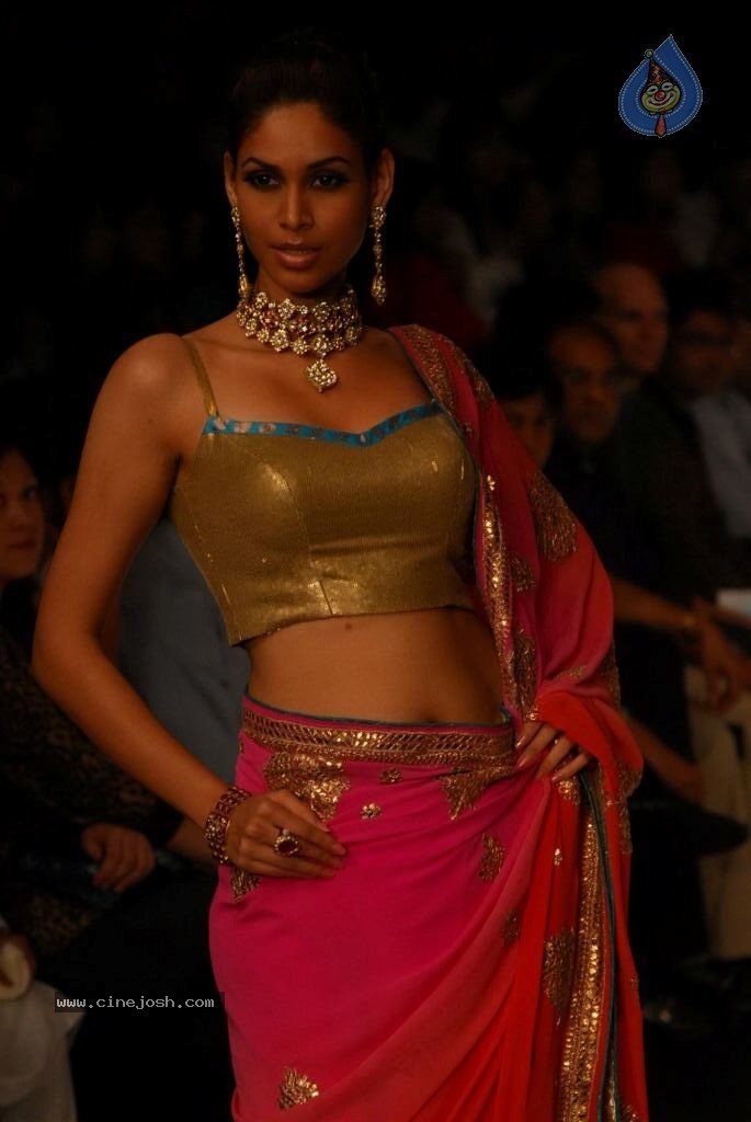 Hot Celebs at IIJW 2012 Show - 188 / 238 photos