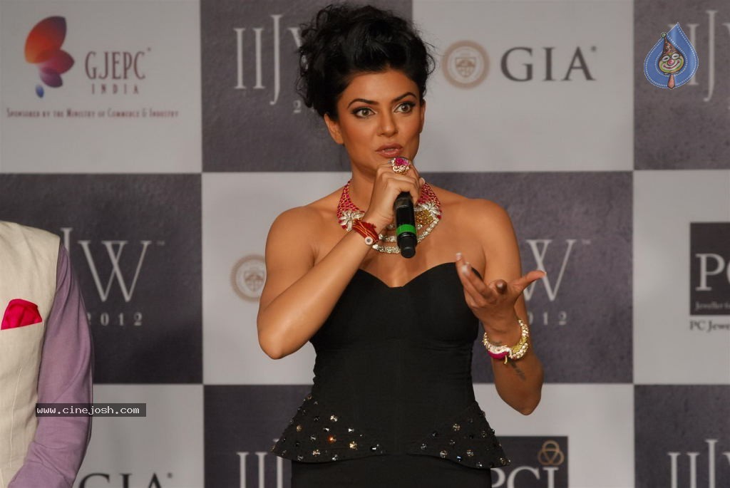 Hot Celebs at IIJW 2012 Show - 211 / 238 photos