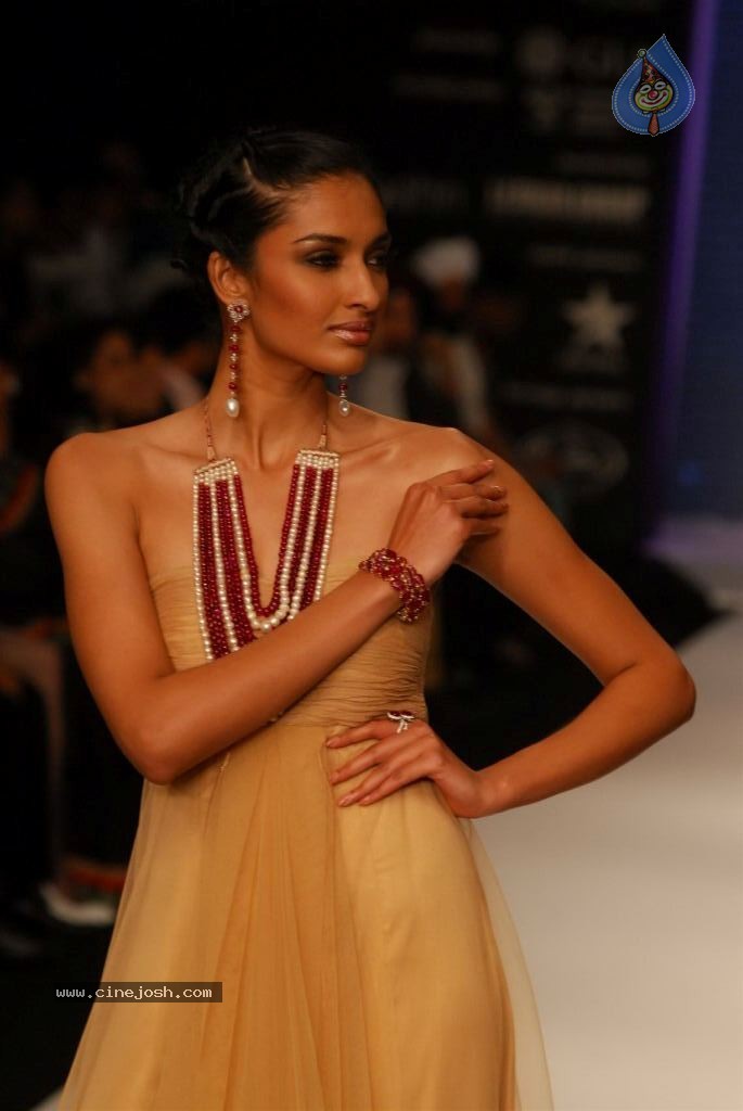 Hot Celebs at IIJW 2012 Show - 214 / 238 photos