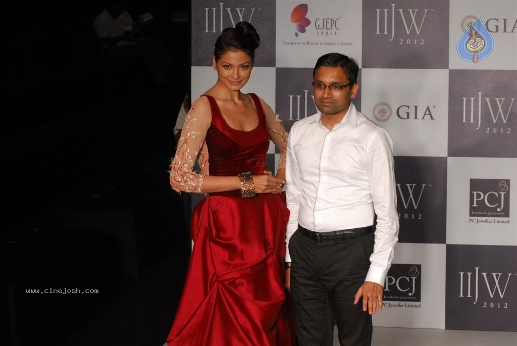 Hot Celebs at IIJW 2012 Show - 226 / 238 photos