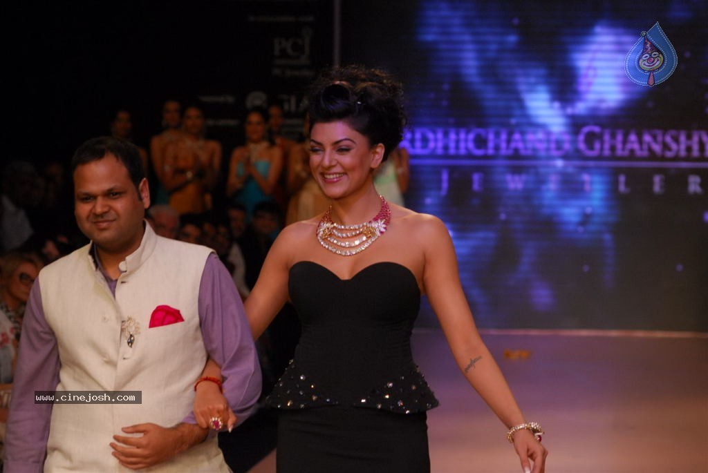 Hot Celebs at IIJW 2012 Show - 231 / 238 photos